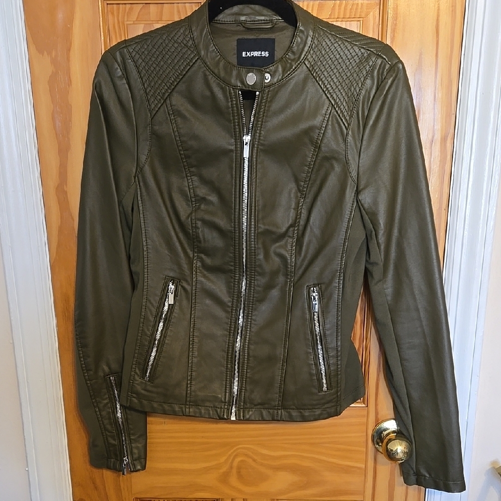 Sleek Green Leather Jacket with Quilted Shoulders and Zippered Cuffs